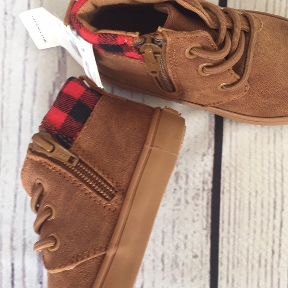 Old Navy Chukka boots and cap - Picture 3 of 11